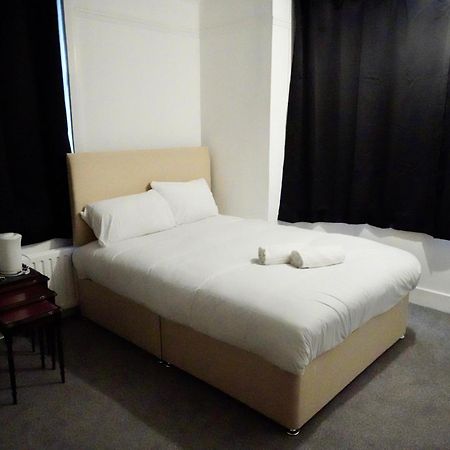 Gatwick Birchwood Lodge With Holiday Parking 霍利 外观 照片